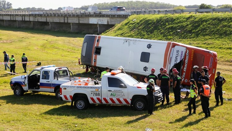 Volcó un micro en la Ruta 2: dos personas murieron