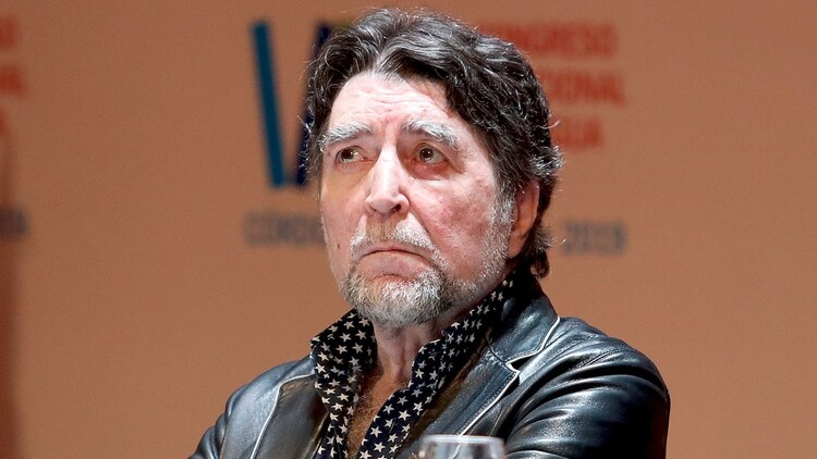 Operaron de urgencia a Joaquín Sabina por un derrame cerebral tras la caída que sufrió en un show
