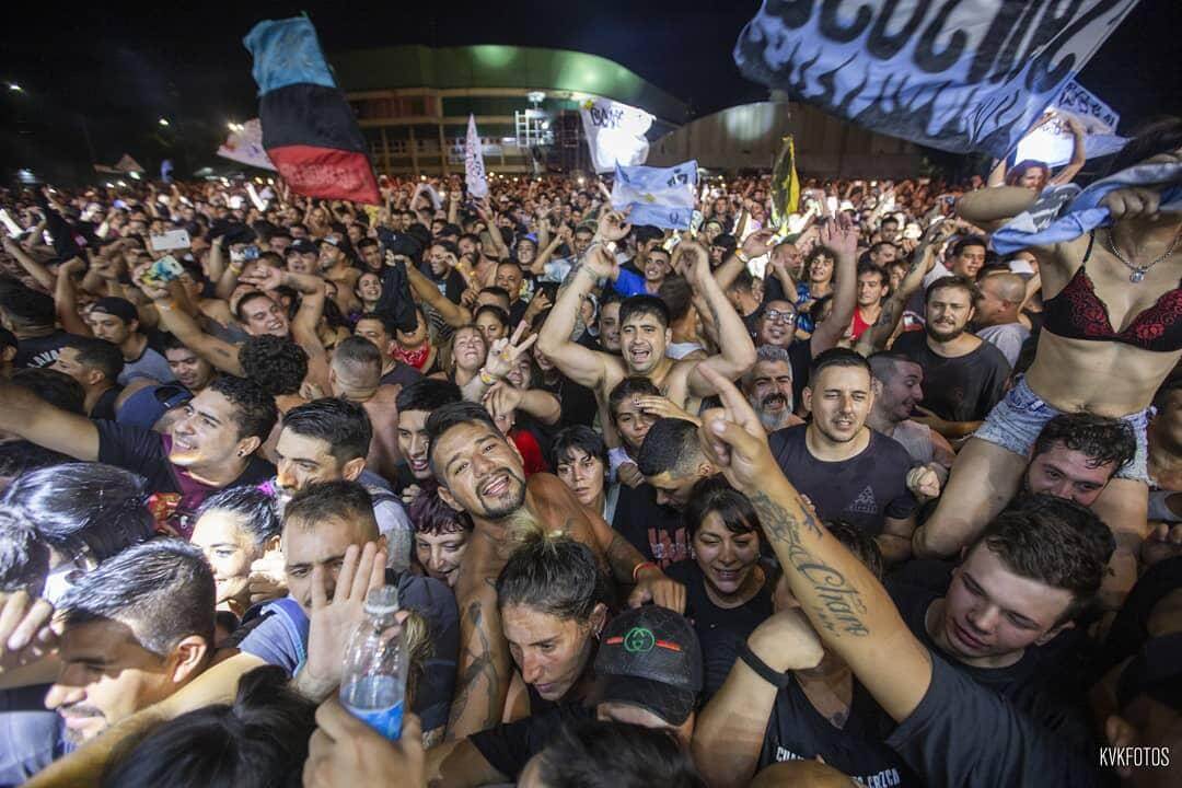 Cómo se armó el holograma del Indio Solari que enloqueció al público de Los Fundamentalistas