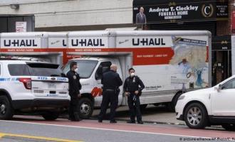 Nueva York: encuentran casi 50 cuerpos en descomposición apilados en camiones de mudanza