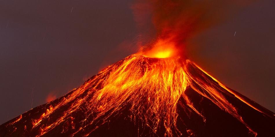 El volcán 'Krakatoa' despierta y entra en erupción con nubes de hasta 500 metros