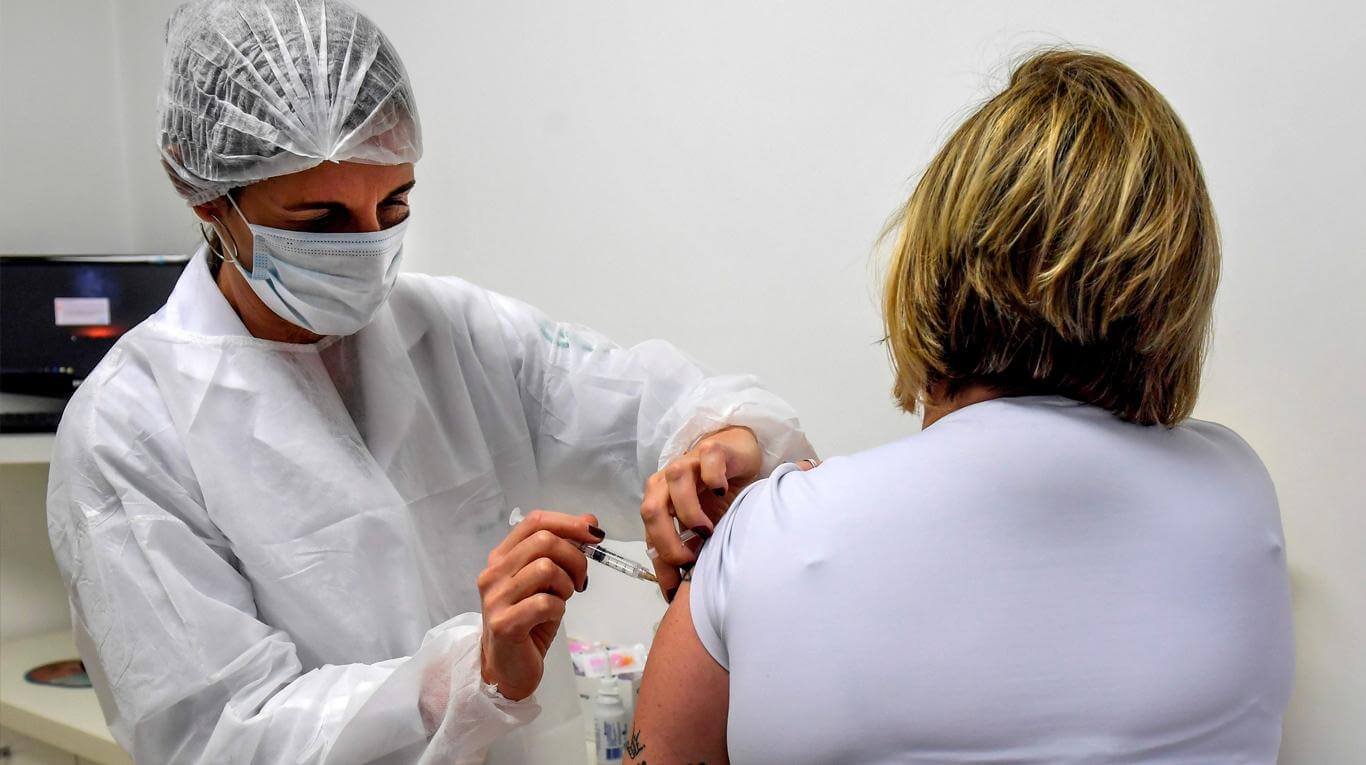 Por qué la vacuna de Oxford que fabricará la Argentina saldrá más barata que un test PCR