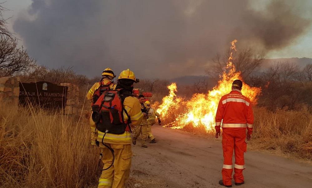 Incendios en Córdoba: arman un contrafuego a la vera de la ruta para detener las llamas