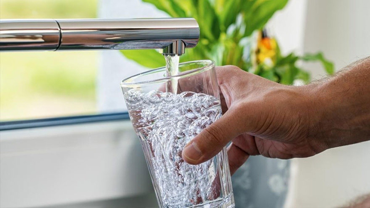 Crecen las denuncias y quejas por el agua potable: sigue el mal olor y sabor