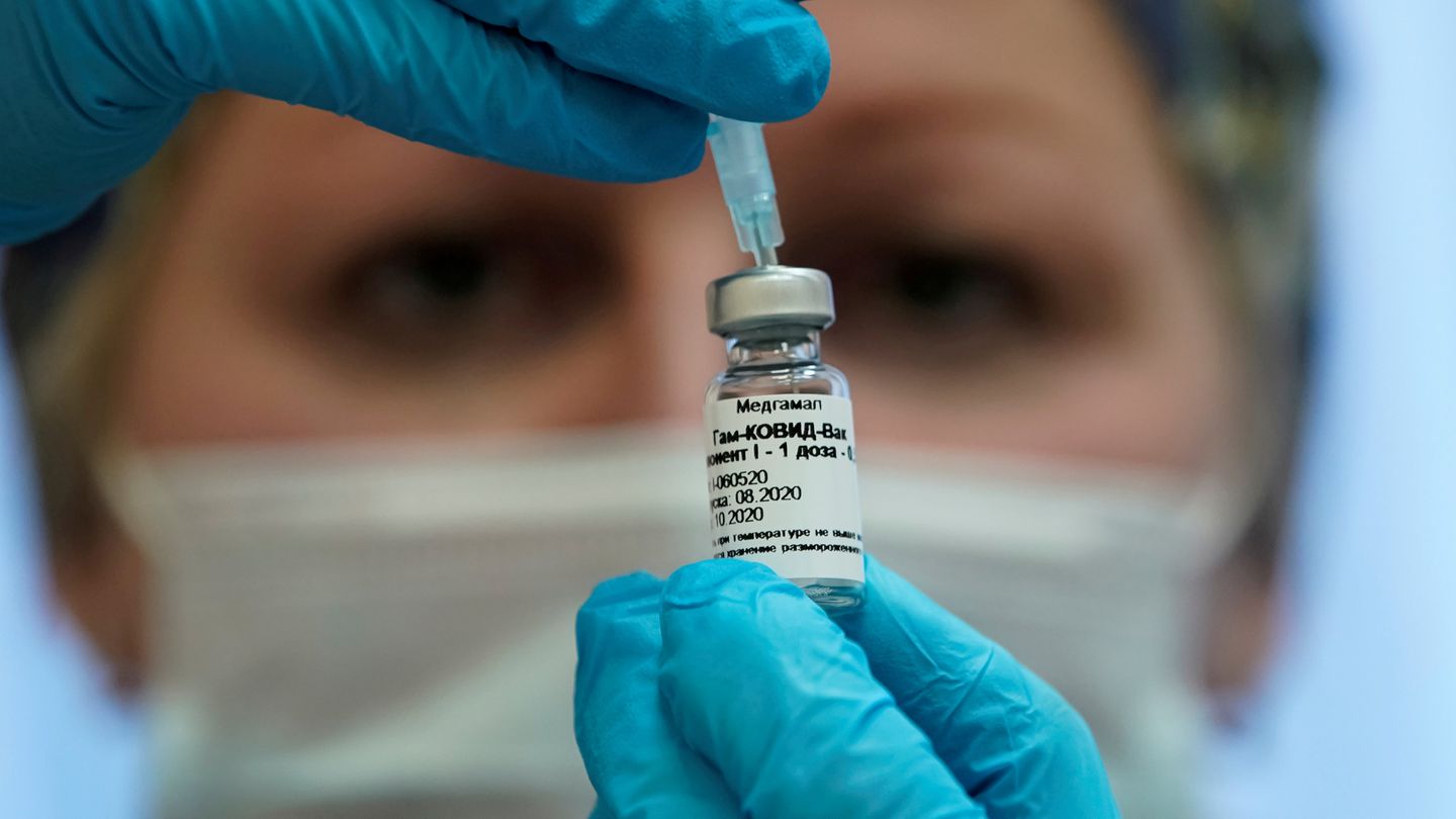 La vacuna rusa será gratuita y se aplicará primero a los grupos de riesgo y al personal médico