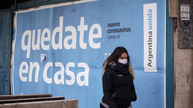 Un año de coronavirus en la Argentina: de minimizar la pandemia a los 52.000 muertos