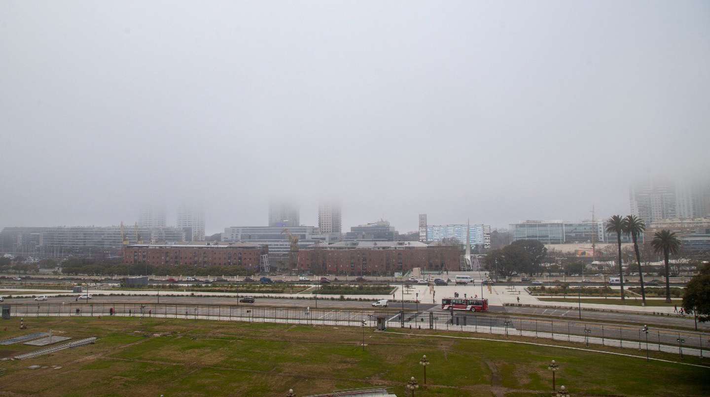 Qué es la niebla por advección que invade Buenos Aires y hasta cuándo durará en el AMBA
